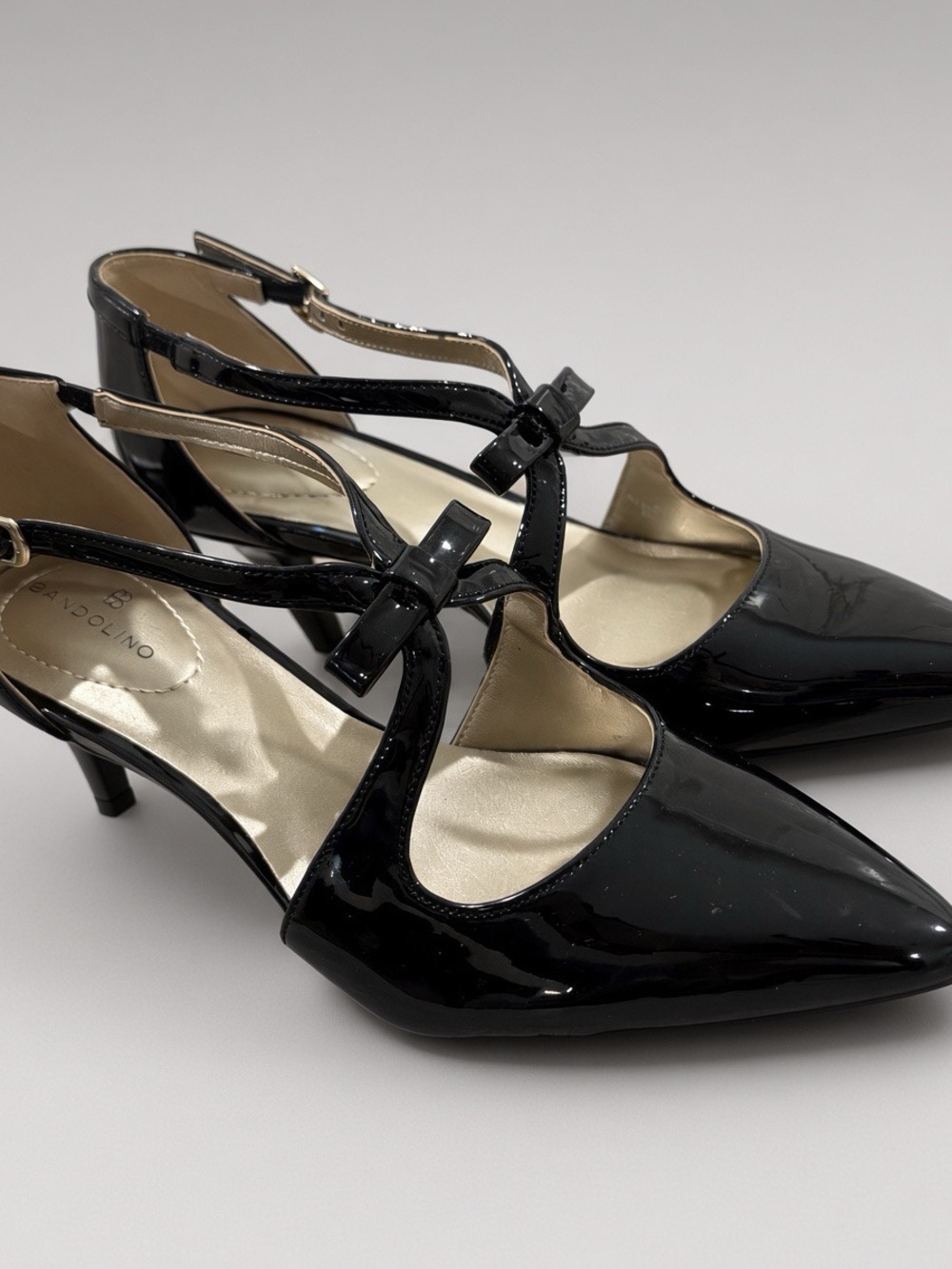 Bandolino Black Patent T-Strap Kitten Heel Bow Pump Size 7M - Picture 3 of 6